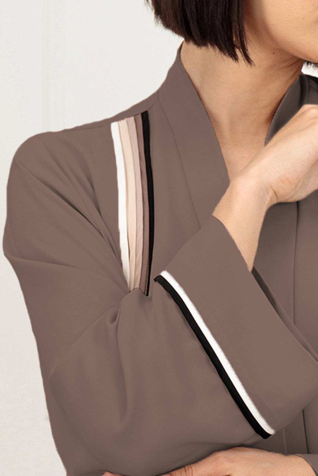 Abaya with piping on the front and sleeves detail