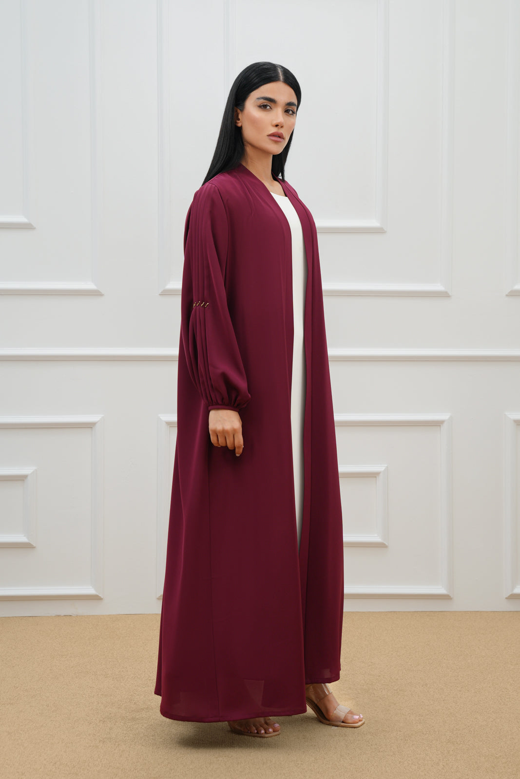 Pleated abaya with embroidered details on the sleeves and back.