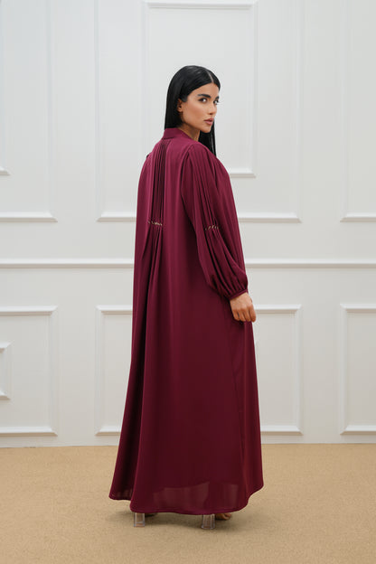 Pleated abaya with embroidered details on the sleeves and back.