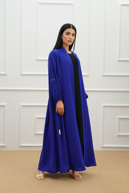Pleated abaya with embroidered details on the sleeves and back.
