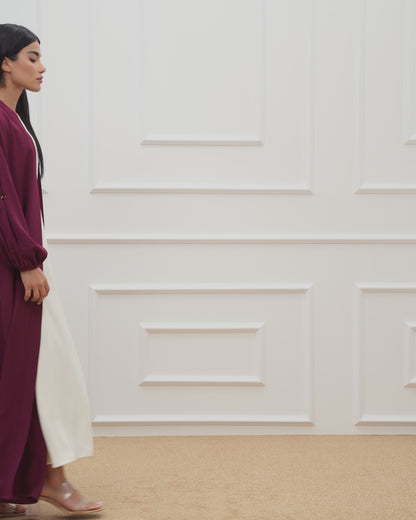 Pleated abaya with embroidered details on the sleeves and back.